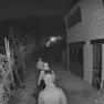 Ladri in azione fuori da un'abitazione (foto d'archivio)