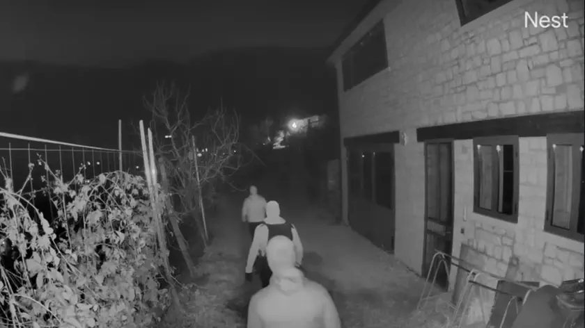 Ladri in azione fuori da un'abitazione (foto d'archivio)