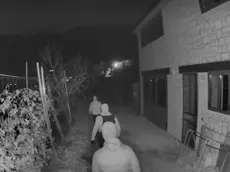 Ladri in azione fuori da un'abitazione (foto d'archivio)