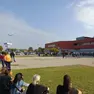 Clienti e personale all'esterno del centro commerciale