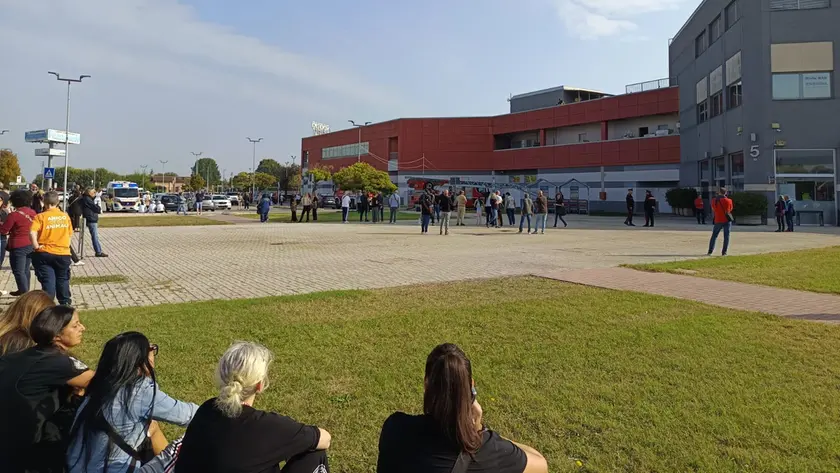 Clienti e personale all'esterno del centro commerciale
