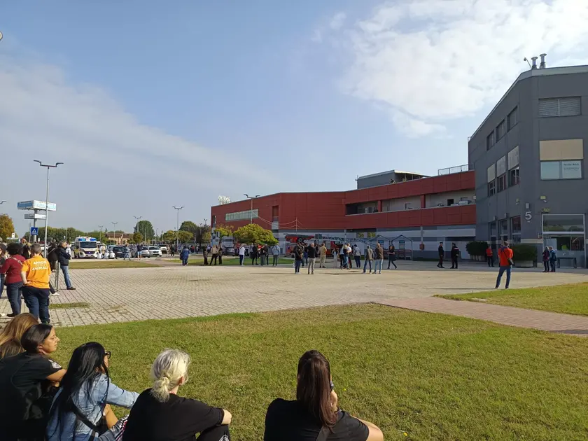 Clienti e personale all'esterno del centro commerciale