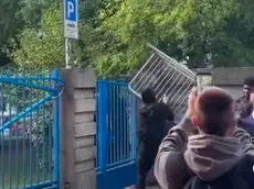 La protesta davanti all’istituto tecnico Marconi