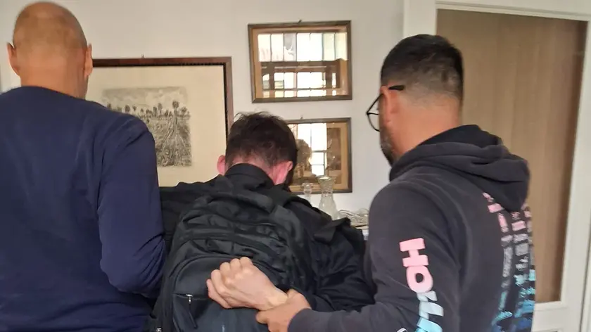 L'uomo appena bloccato dopo essersi presentato come il brigadiere Alberto Cedola