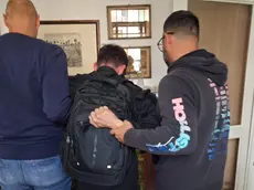 L'uomo appena bloccato dopo essersi presentato come il brigadiere Alberto Cedola