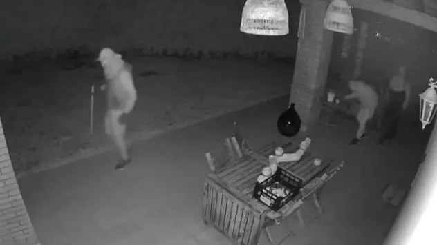 Galzignano, ladri tagliano la rete ed entrano in cortile: la proprietaria urla e li mette in fuga