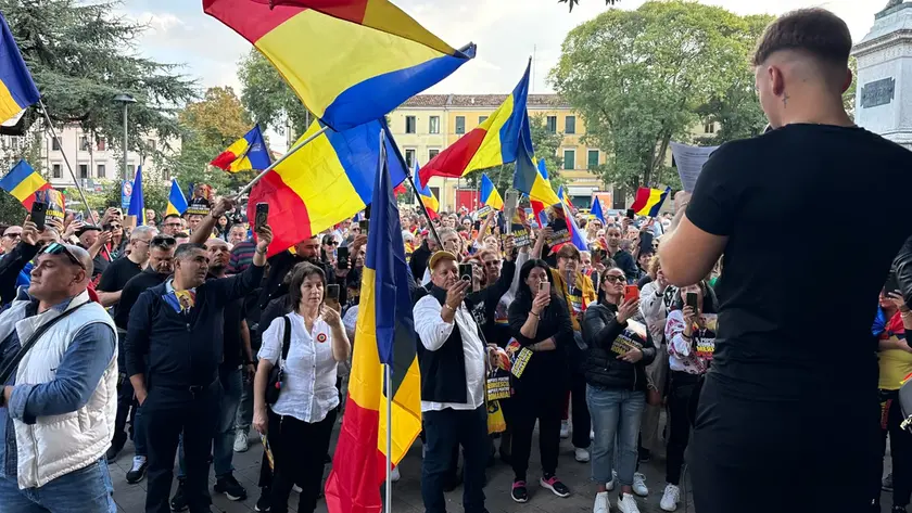 Padova, 300 romeni in piazza per Calin Georgescu: «La libertà non si arresta»