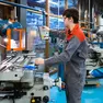 Un operaio in uno stabilimento