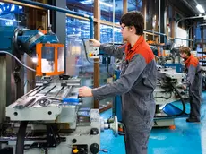 Un operaio in uno stabilimento