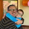 Federico abbraccia suo figlio, il piccolo Eric