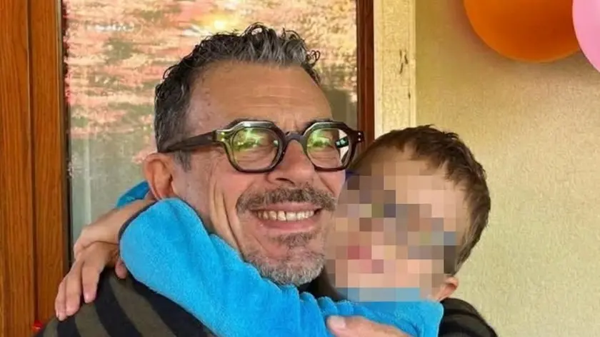 Federico abbraccia suo figlio, il piccolo Eric