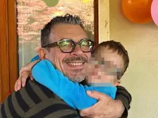 Federico abbraccia suo figlio, il piccolo Eric