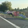 Il camion Brt nel fossato lungo l'A13