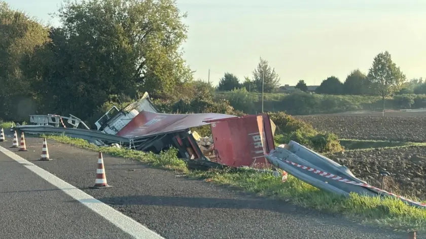 Il camion Brt nel fossato lungo l'A13