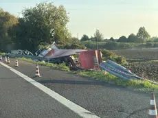 Il camion Brt nel fossato lungo l'A13