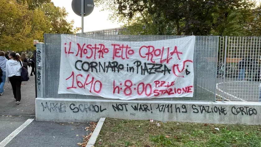 Lo striscione affisso dagli studenti al liceo Cornaro