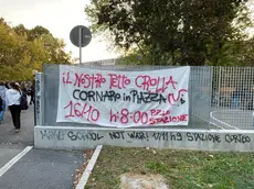 Lo striscione affisso dagli studenti al liceo Cornaro
