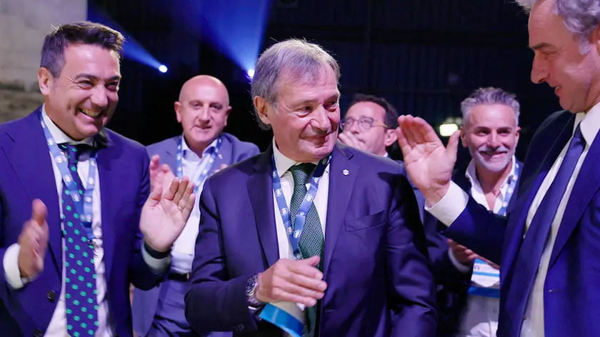 Al centro il presidente uscente della Fisi Flavio Roda