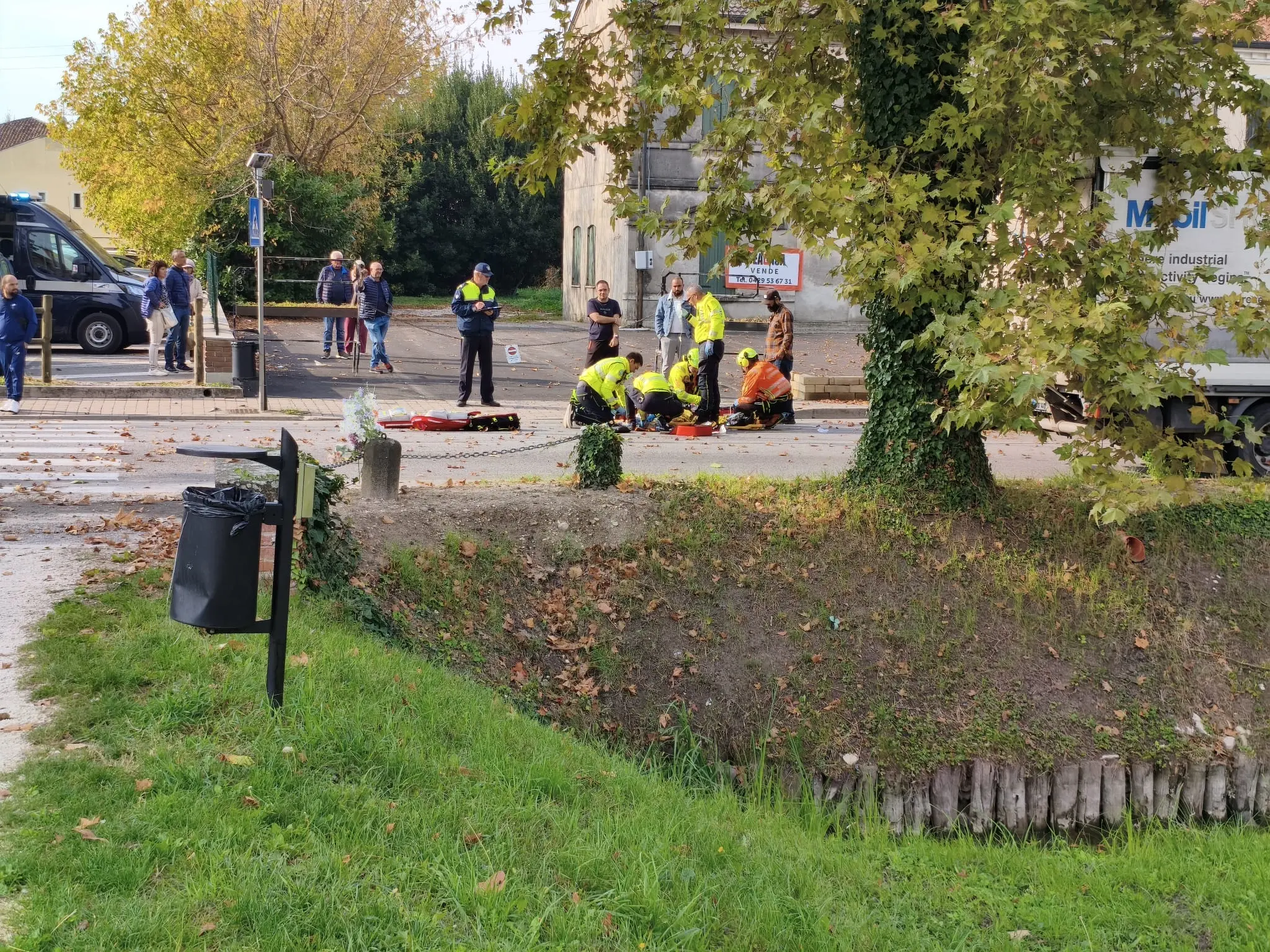 I soccorsi al pedone investito (foto Simone Marchetto)