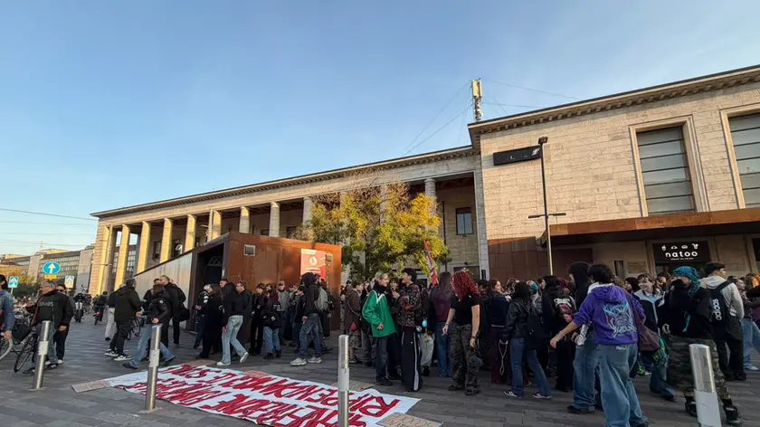 Gli studenti radunati davanti alla stazione di Padova