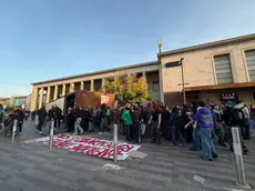 Gli studenti radunati davanti alla stazione di Padova