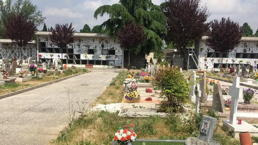 Compra un loculo ma lo trova occupato al cimitero di Torre