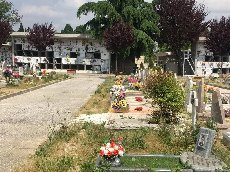 Compra un loculo ma lo trova occupato al cimitero di Torre