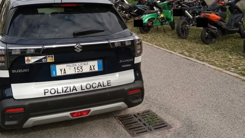 Gara all’uscita da scuola: moto truccate e acrobazie