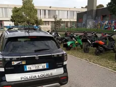 Gara all’uscita da scuola: moto truccate e acrobazie