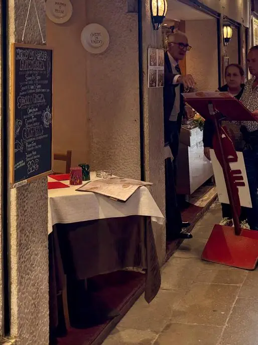 Turisti fuori dai ristoranti del centro storico di Venezia