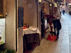 Turisti fuori dai ristoranti del centro storico di Venezia