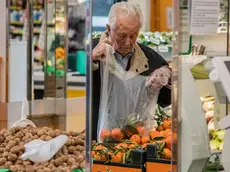 Un anziano mentre fa la spesa