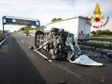 Furgone di vernici ribaltato in A27