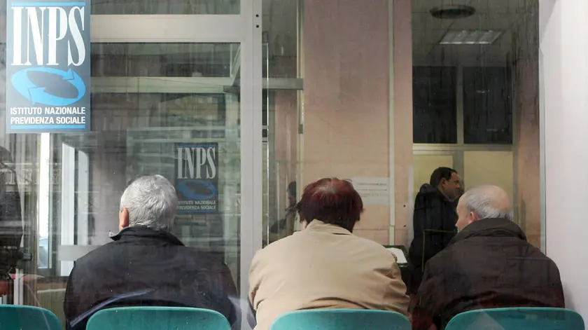 Un gruppo di persone in attesa di ritirare la pensione