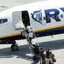 Passeggeri si imbarcano su un volo Ryanair