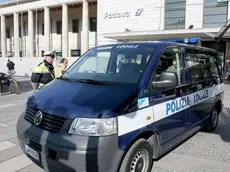 La polizia locale di fronte alla stazione di Padova