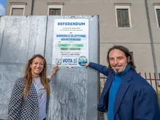I sindaci Valentina Businarolo e Damiano Fusaro davanti al municipio di Granze