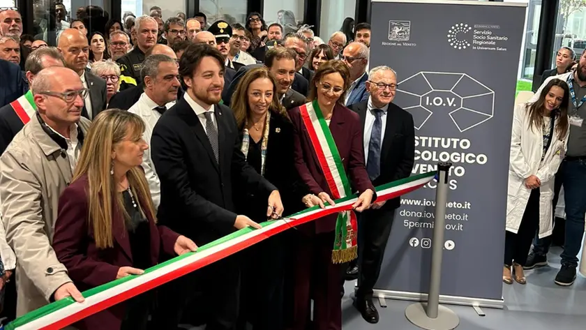 Il taglio del nastro della nuova Radioterapia dell’Istituto Oncologico Veneto