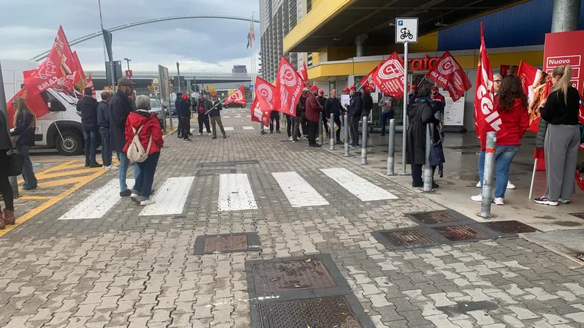 La protesta davanti all'Ikea di Padova