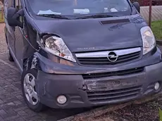 Il furgone senza targa anteriore