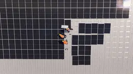Posa di pannelli fotovoltaici in un impianto di Leonardo