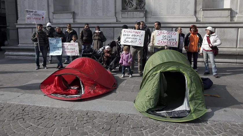 Un sit in di protesta contro gli sfratti davanti a Palazzo Moroni