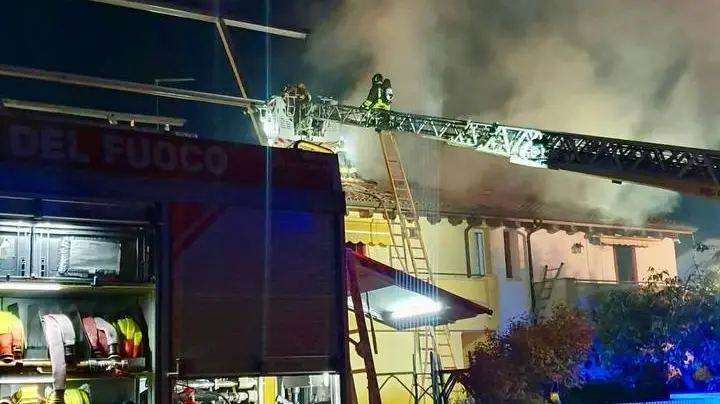 Il rogo è partito dall’interno dell’abitazione