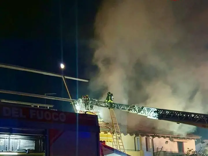 Il rogo è partito dall’interno dell’abitazione