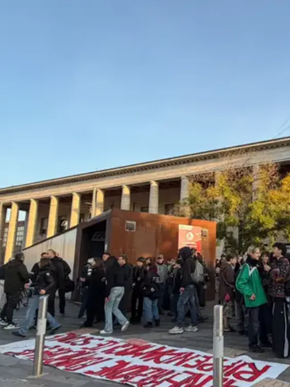 Gli studenti radunati davanti alla stazione di Padova