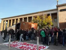 Gli studenti radunati davanti alla stazione di Padova