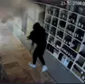 Uno dei ladri in fuga con il bottino nonostante il fumogeno in azione