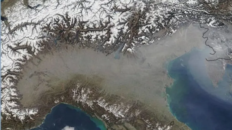 Una foto scattata da un satellite Nasa mostra l'inquinamento della Pianura Padana