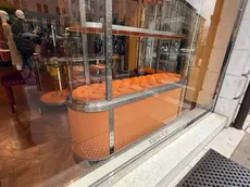 La vetrina di Gucci a Padova svuotata per il timore di furti e danneggiamenti