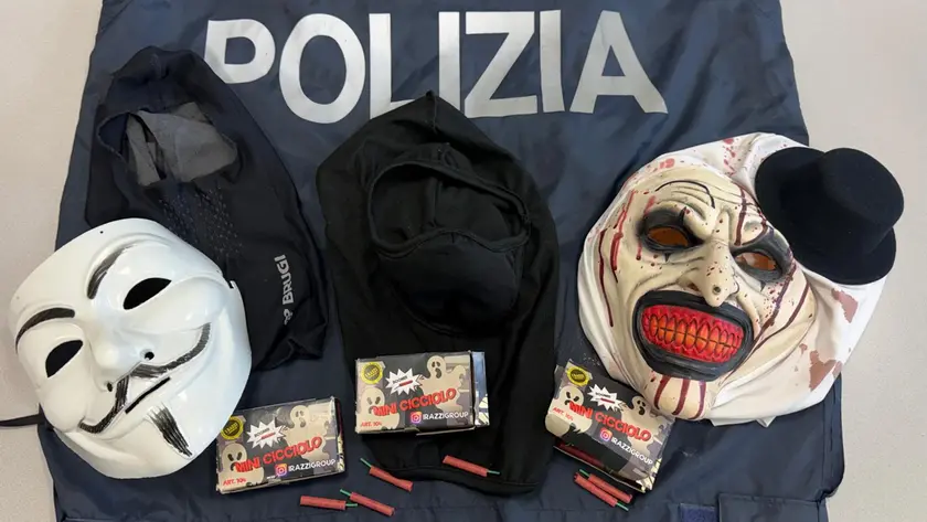 Maschere e petardi sequestrati